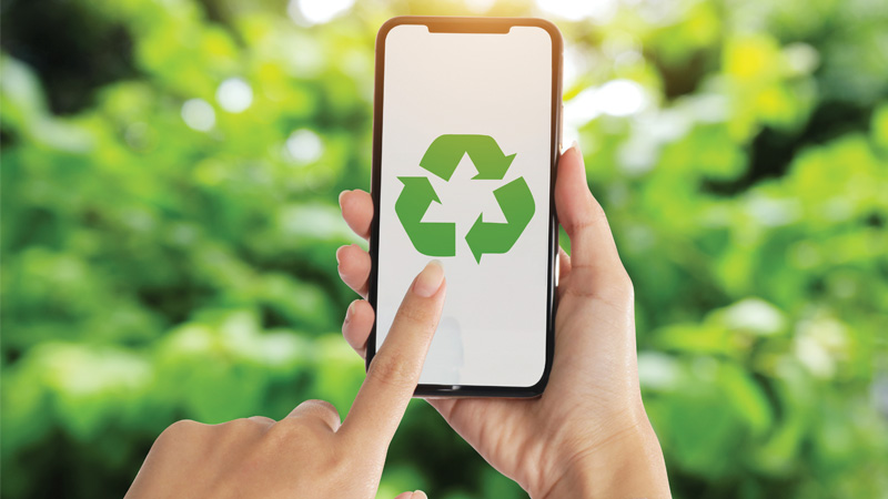 dito su smartphone con simbolo riciclo